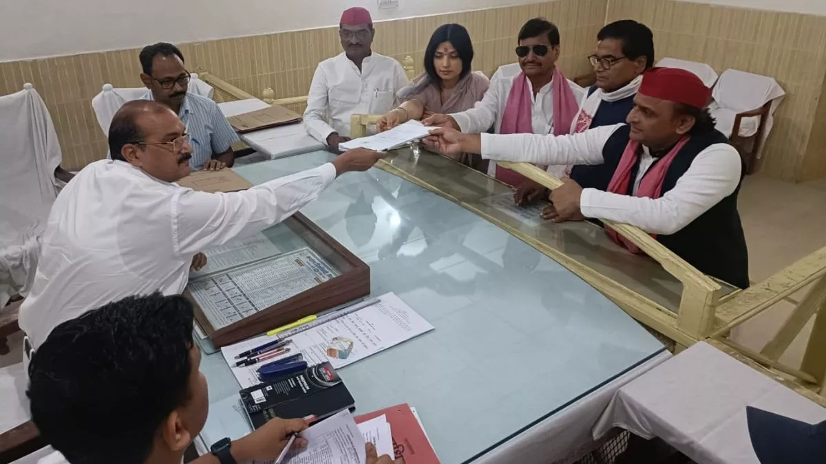 डिंपल यादव ने दाखिल किया मैनपुरी से अपना नामांकन