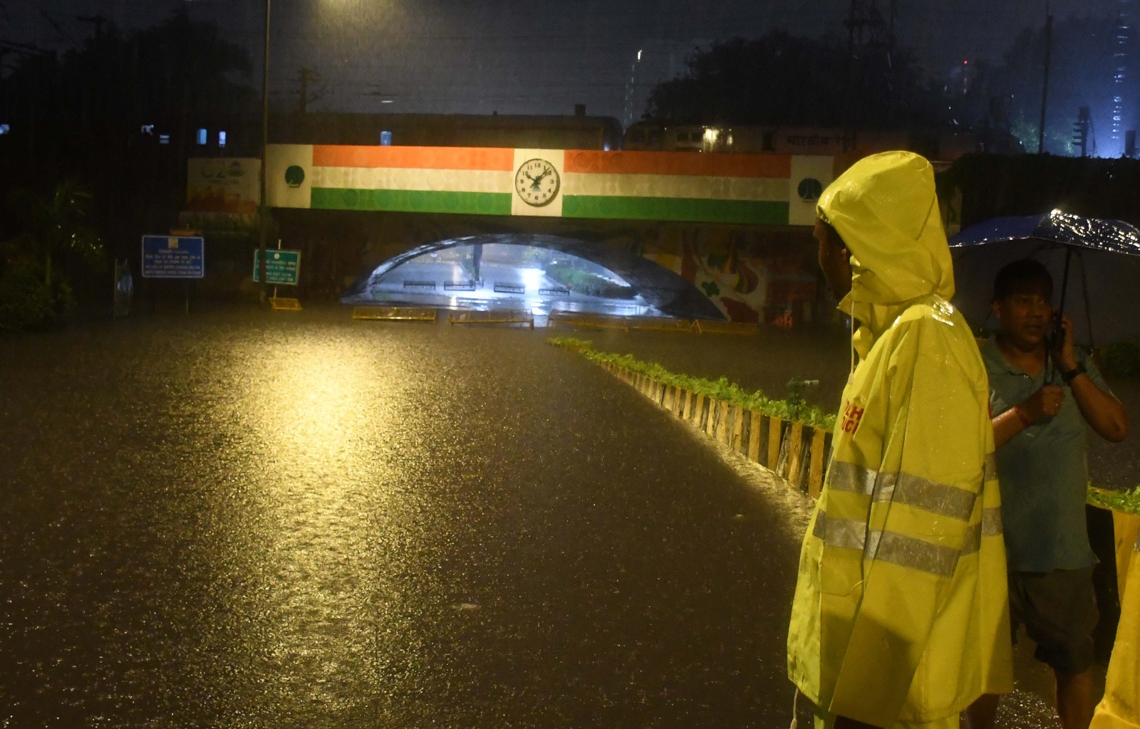 weather: दिल्ली में बारिश का कहर: स्कूल बंद, जनजीवन अस्त-व्यस्त
