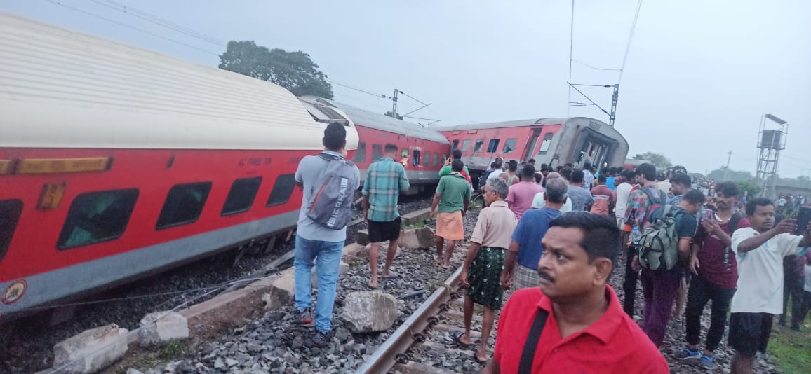 झारखंड के चक्रधरपुर में बड़ा ट्रेन हादसा: मुंबई-हावड़ा मेल पटरी से उतरी