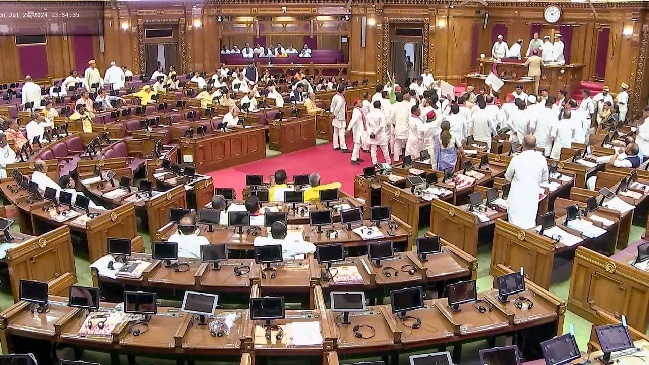 Uttar Pradesh Assembly में पास हुए महत्वपूर्ण विधेयक: धर्म संपरिवर्तन और परीक्षा सुधार कानून