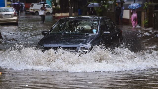 Gujarat में बारिश की तबाही: आठ लोगों की मौत, कई इलाकों में जलभराव