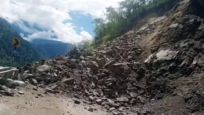 हिमाचल प्रदेश में भारी बारिश के कारण 128 सड़कें बंद, मौसम विभाग ने जारी किया अलर्ट