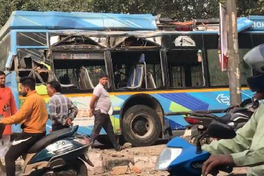 Delhi: में बस दुर्घटनाओं पर नियंत्रण के लिए परिवहन विभाग के नए उपाय