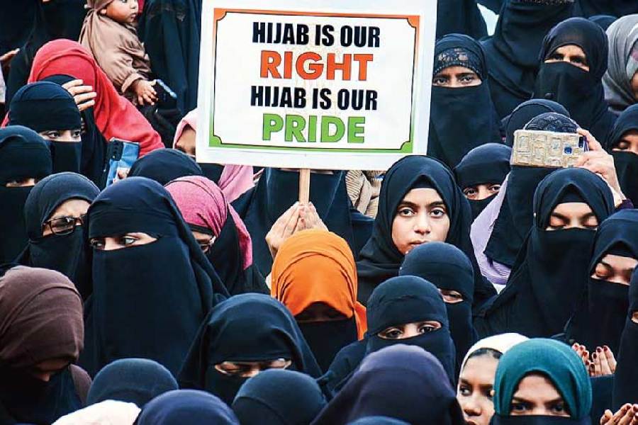 Hijab ban: पर सुप्रीम कोर्ट की रोक, बिंदी और तिलक पर सवाल