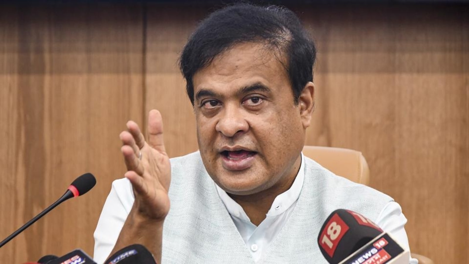 Himanta Biswa: सरमा का ‘बाढ़ जिहाद’ और ‘मक्का’ जैसे गेट पर विवाद