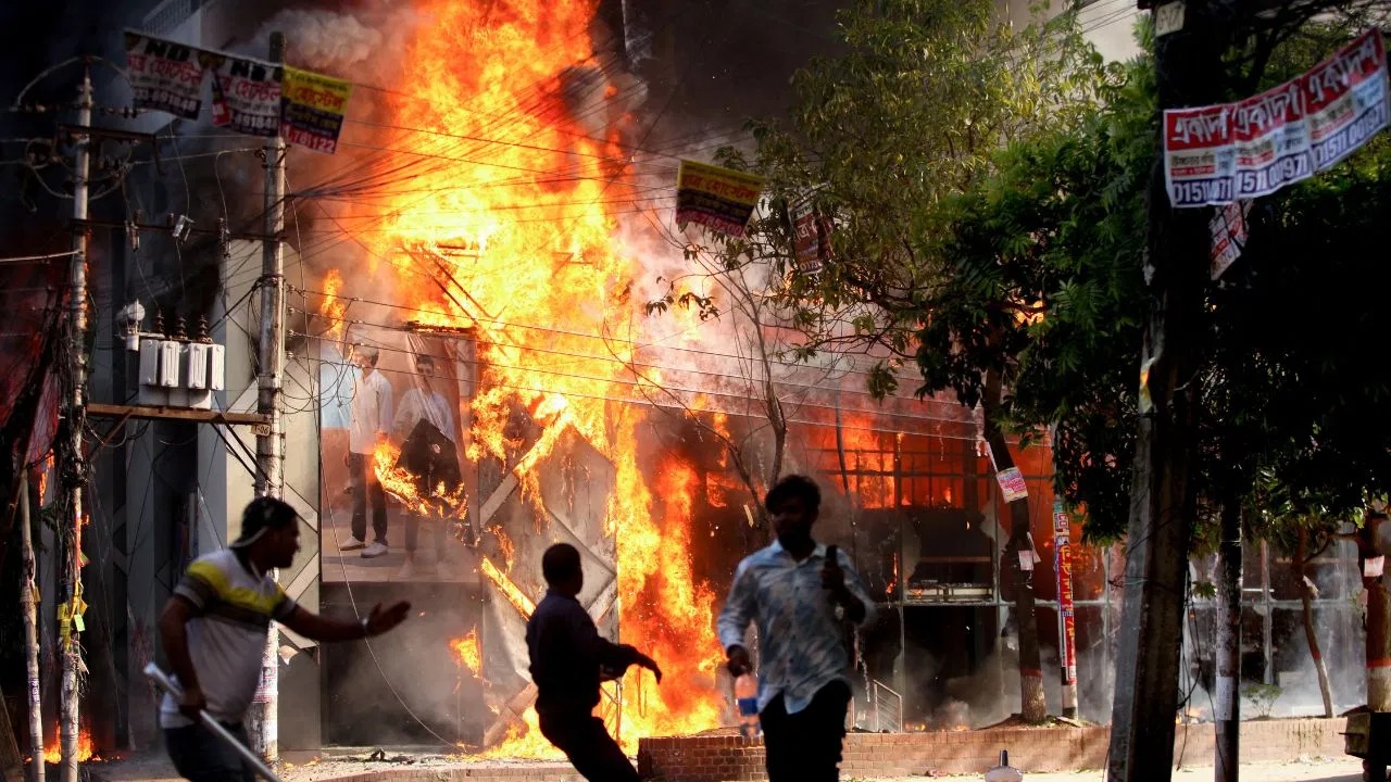 Bangladesh की यात्रा न करें भारतीय नागरिक,हिंसा के बाद अलर्ट भारत..