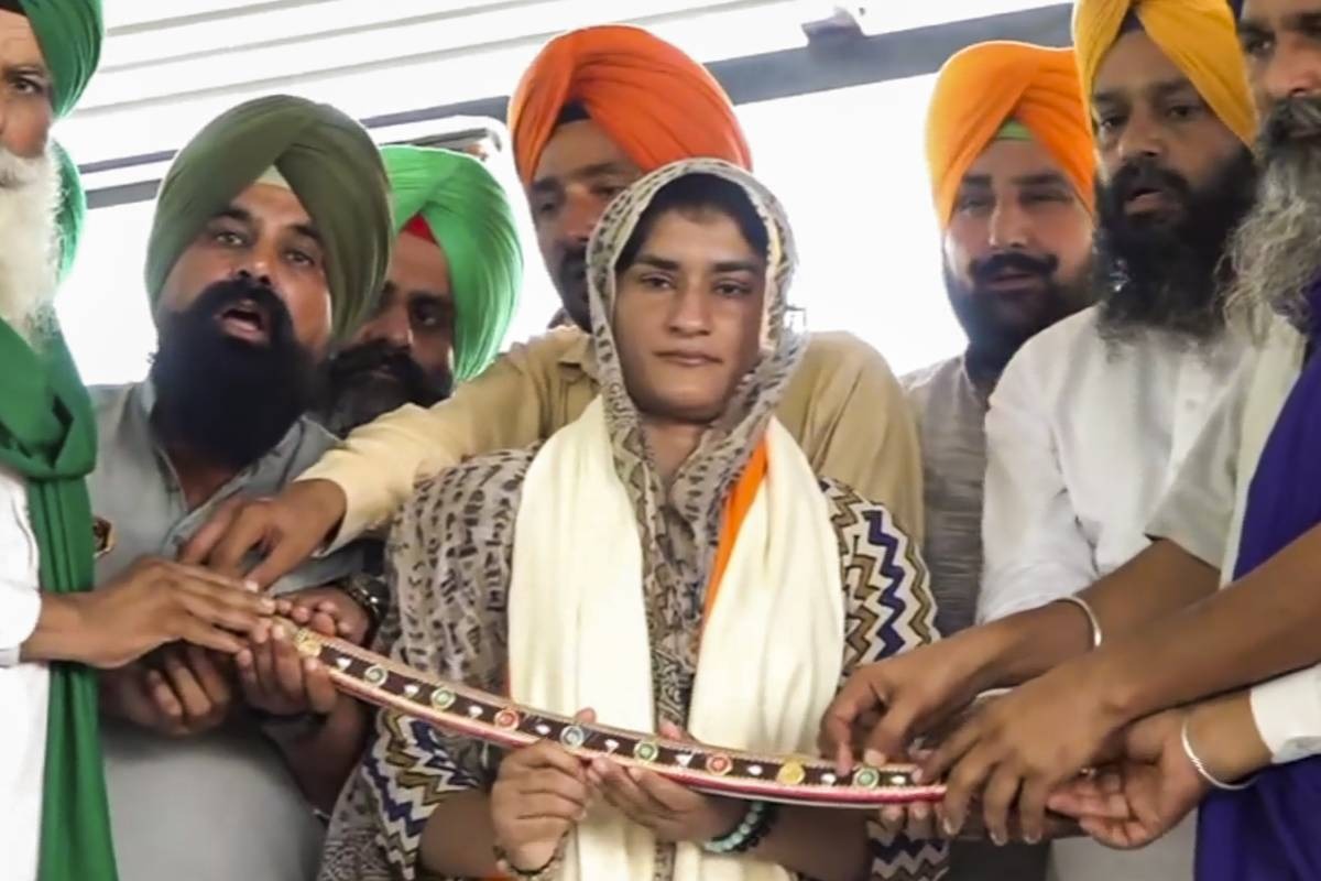 विनेश फोगाट ने शंभू बॉर्डर पर किसान आंदोलन में भाग लिया, राजनीति में एंट्री को लेकर उठे सवाल