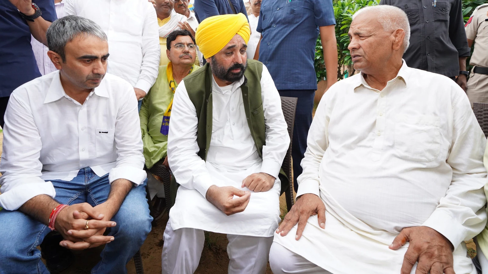पंजाब के मुख्यमंत्री भगवंत मान ने पहलवान विनेश फोगट के परिवार से की मुलाकात, आईओए पर उठाए सवाल
