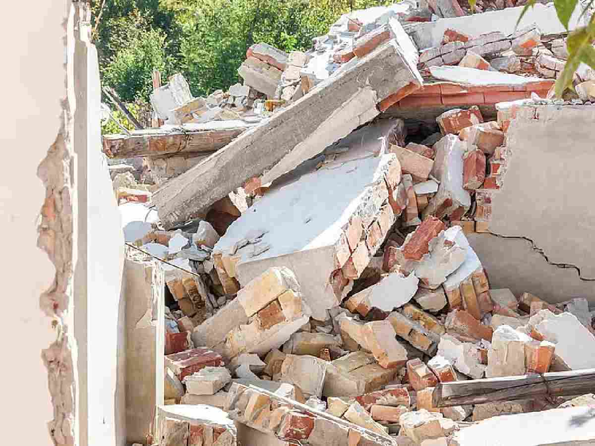 New Delhi: किराड़ी में छत गिरने से दंपत्ति की मौत, बेटा घायल