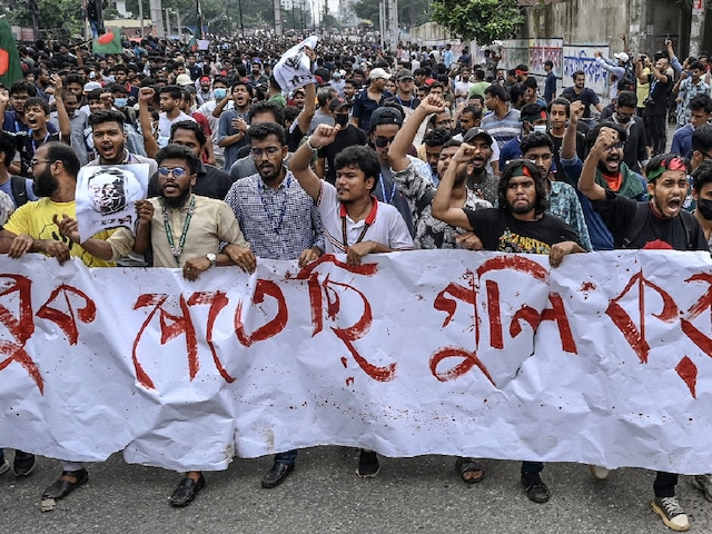 Bangladesh में हिंसा: प्रधानमंत्री शेख हसीना के इस्तीफे की मांग और हिंदुओं पर हमले