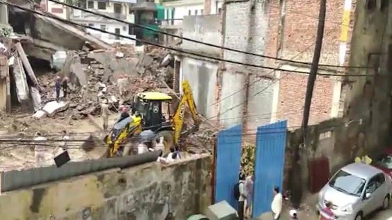 Delhi: के मॉडल टाउन में इमारत ढहने से मजदूर की मौत, दो घायल