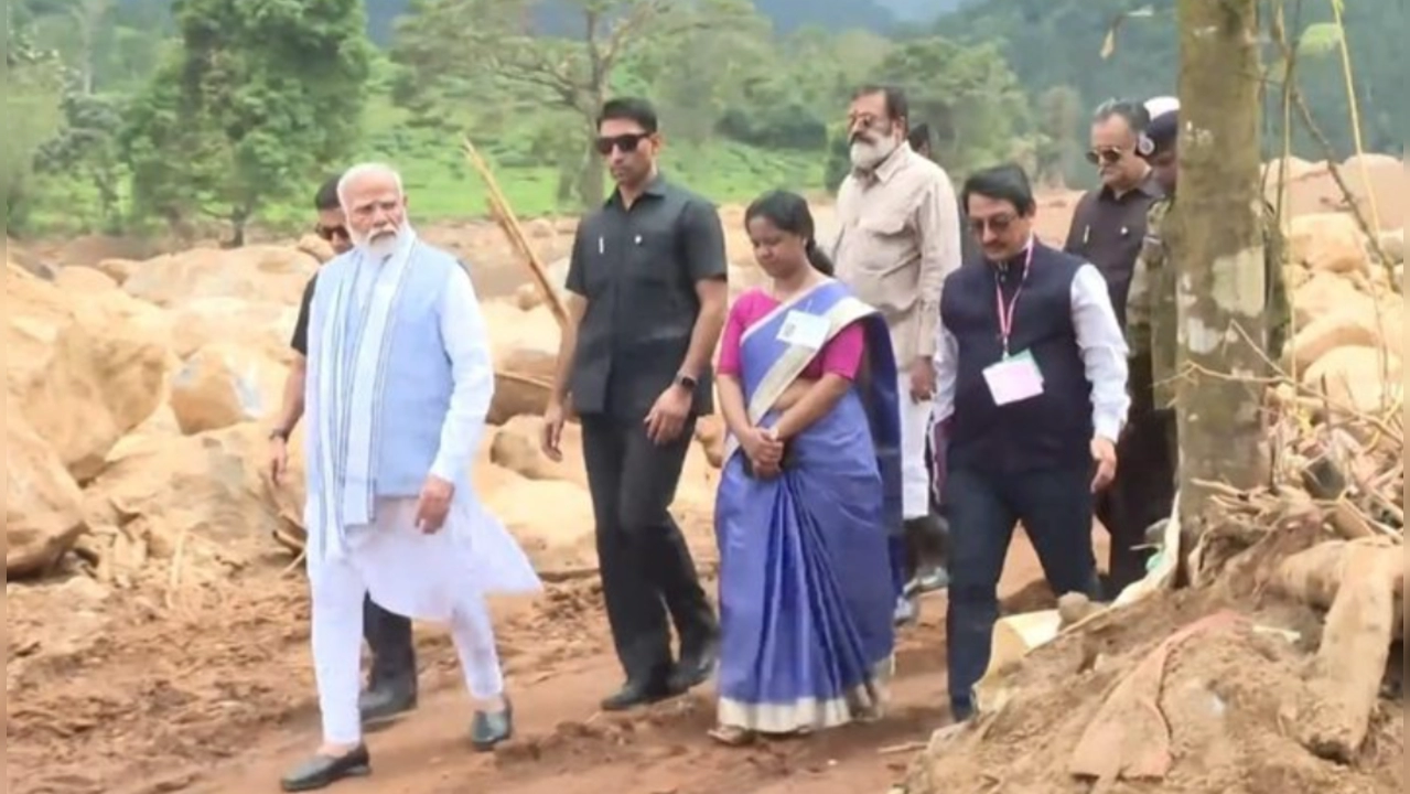 प्रधानमंत्री नरेंद्र मोदी ने Wayanad में भूस्खलन प्रभावित क्षेत्रों का दौरा किया, क्षतिग्रस्त स्कूल और राहत शिविरों का निरीक्षण