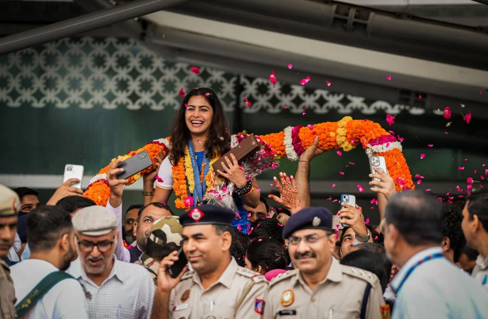 Manu Bhaker का भव्य स्वागत: पेरिस ओलंपिक में भारत को पहला पदक दिलाने वाली शूटर दिल्ली लौटीं
