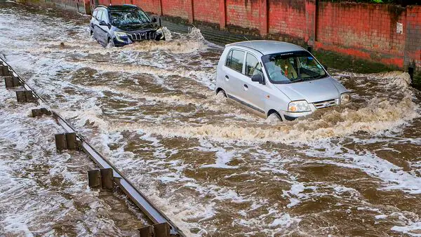 आईएमडी का बारिश पूर्वानुमान: दिल्ली, केरल और वायनाड में विशेष चेतावनियाँ