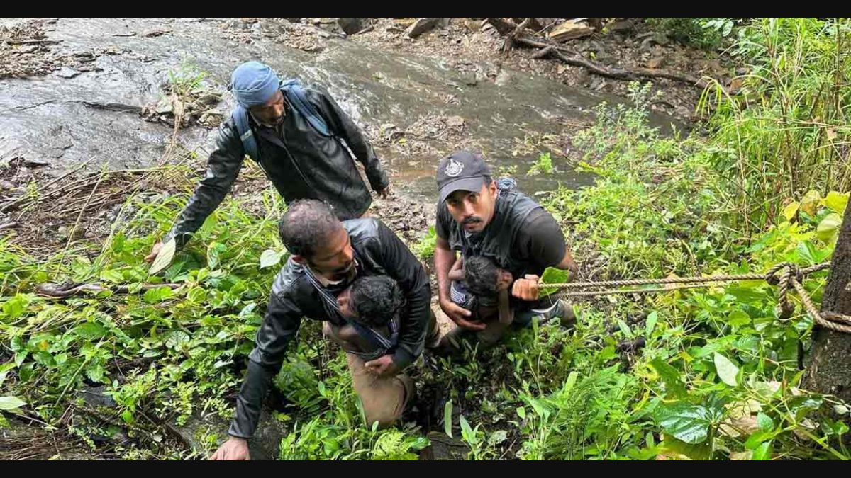 Wayanad: केरल वन विभाग ने बचाए 6 आदिवासी, 4 बच्चे शामिल