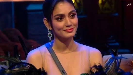 ‘बिग बॉस ओटीटी 3’ की विजेता बनीं सना मकबूल, जीती चमचमाती ट्रॉफी और 25 लाख रुपये