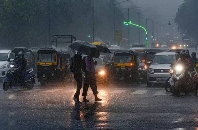 Delhi में मूसलाधार बारिश से जनजीवन प्रभावित, मौसम विभाग का अलर्ट जारी