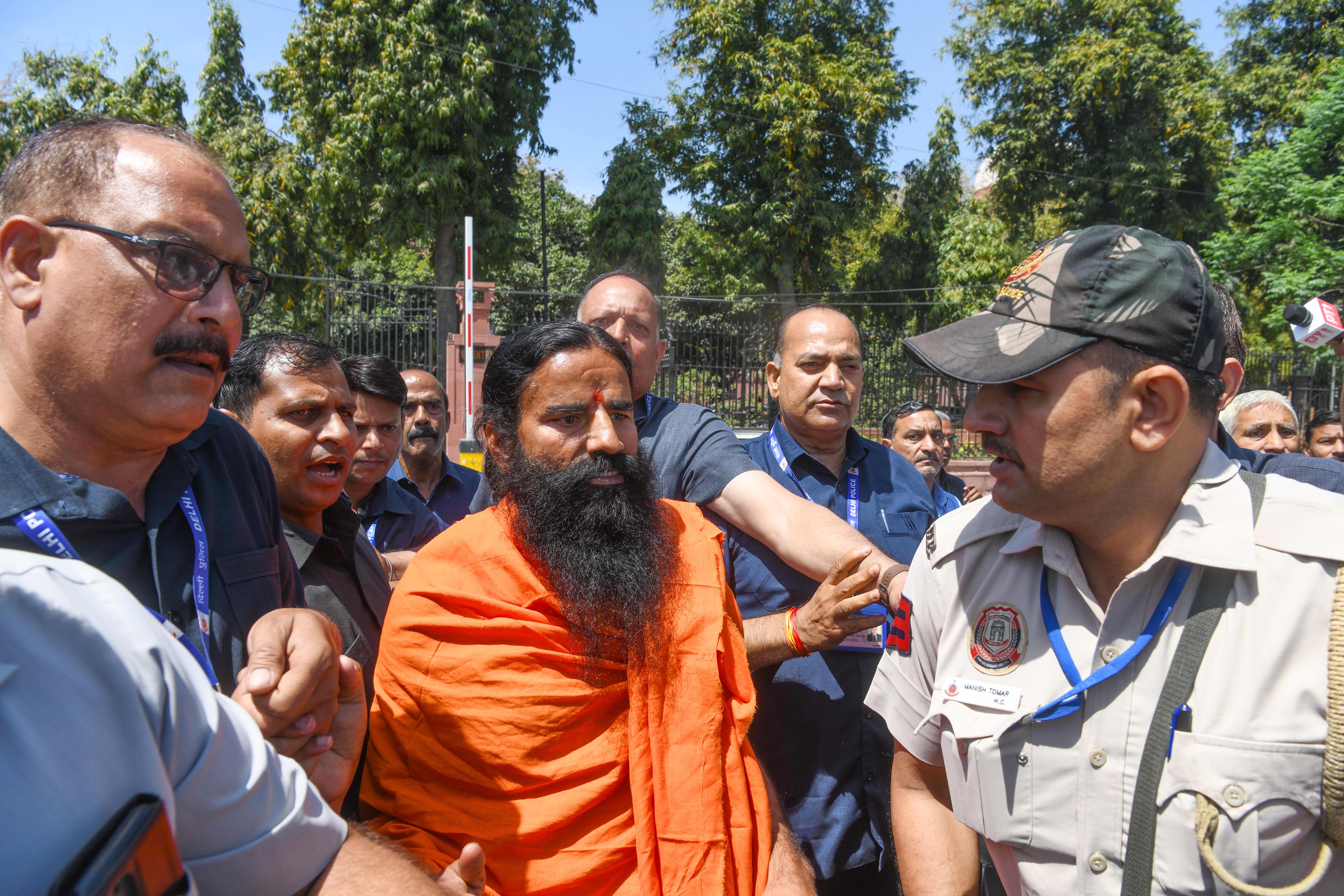 सुप्रीम कोर्ट ने पतंजलि के भ्रामक विज्ञापनों पर दी चेतावनी, रामदेव और बालकृष्ण को मिली आंशिक राहत