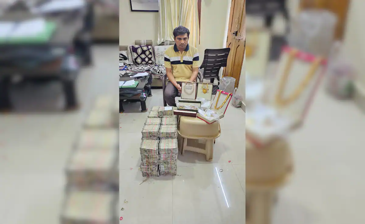 तेलंगाना नगर निगम अधिकारी के घर पर छापेमारी: 3 करोड़ रुपये नकद और लाखों का सोना जब्त