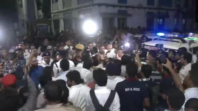 Kolkata: में मेडिकल छात्रा की संदिग्ध हत्या: सीबीआई जांच की मांग"