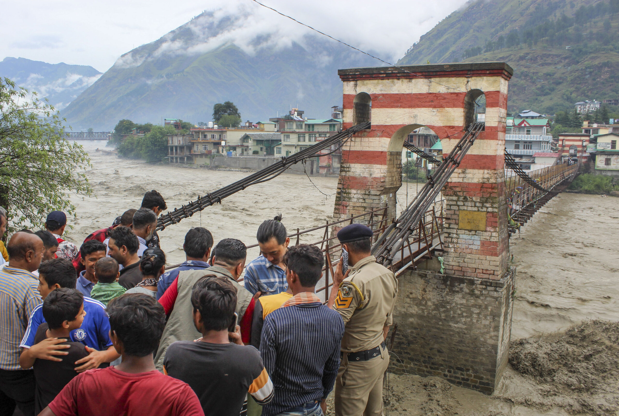 Uttarakhand: में बारिश: केदारनाथ मार्ग पर फंसे 700 से अधिक लोगों