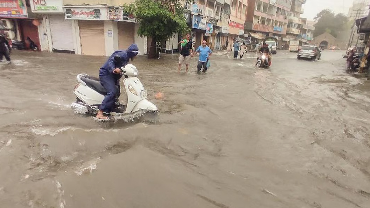 Gujarat में चक्रवात असना का खतरा, बारिश और बाढ़ की स्थिति गंभीर