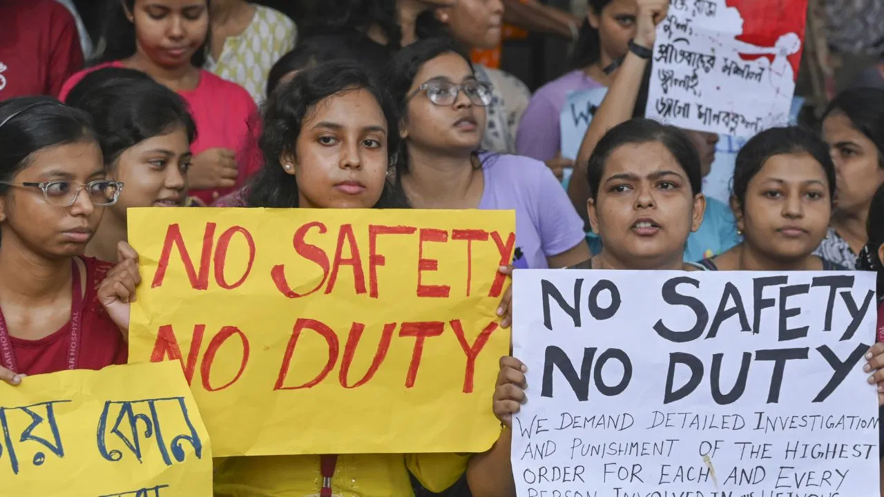 पश्चिम बंगाल: Kolkata में महिला डॉक्टर की हत्या पर सीबीआई जांच की मांग