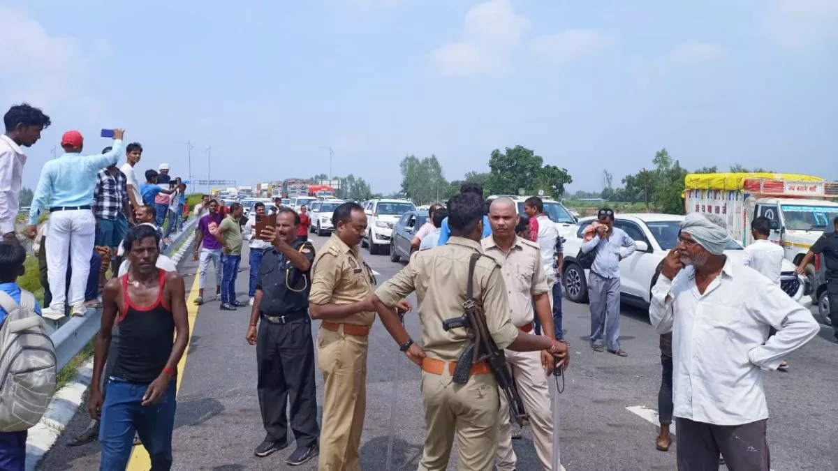 बस की टक्कर से छात्र की मौत, पूर्वांचल एक्सप्रेस-वे पर छात्रों का आक्रोश, लगाया जाम
