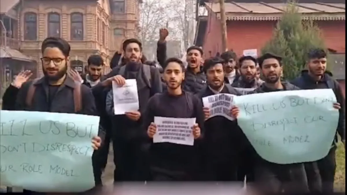 नसरुल्ला की मौत के बाद जम्मू-कश्मीर में विरोध प्रदर्शन, काले झंडों के साथ सड़कों पर उतरे लोग