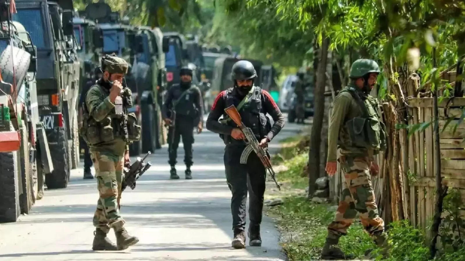 कुलगाम मुठभेड़: दो आतंकी ढेर, चार जवान घायल, भारी मात्रा में हथियार बरामद