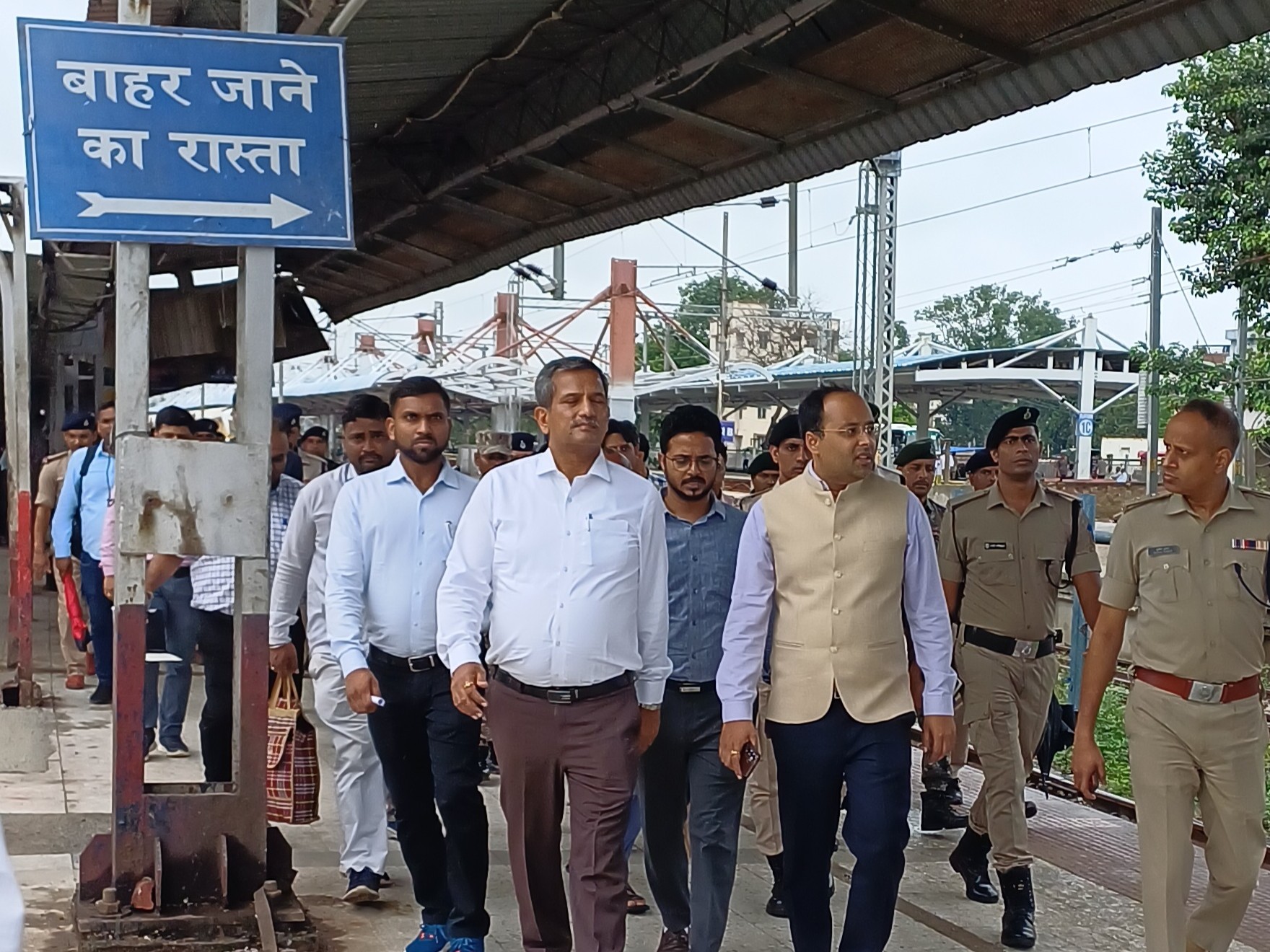 Gamharia Railway Station: बिहार जाने वाली ट्रेनों के ठहराव की मांग, फुट ओवरब्रिज पर मिलेगी लिफ्ट की सुविधा