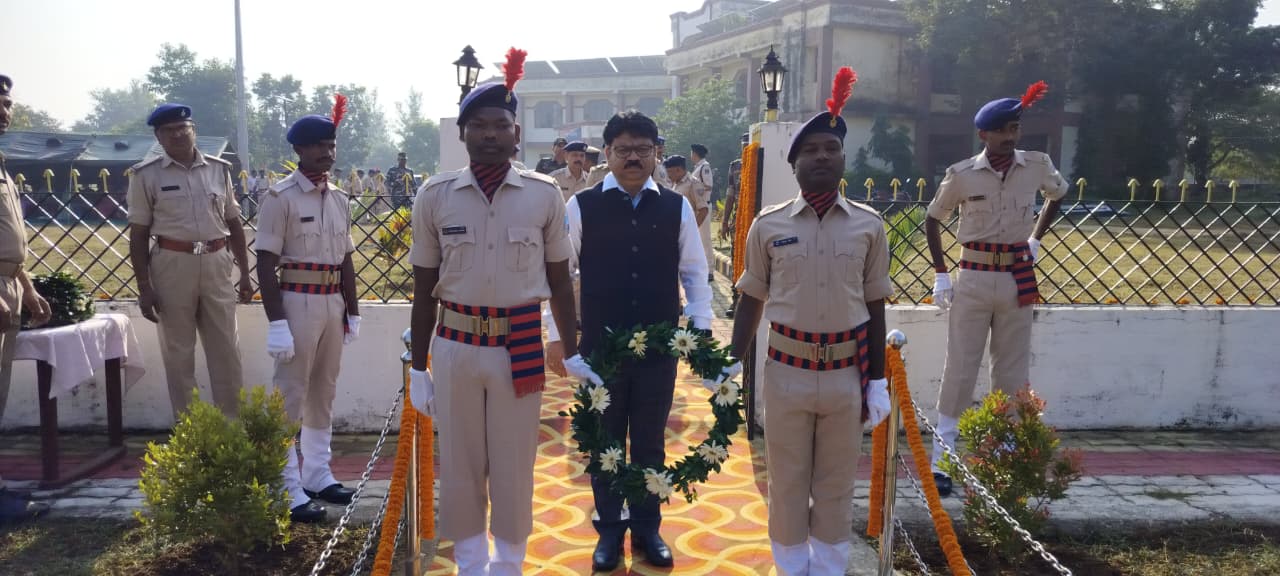 पुलिस लाइन, लातेहार में पुलिस संस्मरण दिवस परेड का हुआ आयोजन, उपायुक्त एवं पुलिस अधीक्षक ने शहीद स्मारक पर पुष्पचक्र अर्पित कर अमर शहीदों को दी श्रद्धांजलि