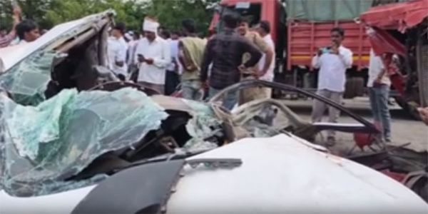 महाराष्ट्र के बीड में भीषण सड़क हादसा: बस और बाइक की आमने-सामने टक्कर, दो युवकों की मौत