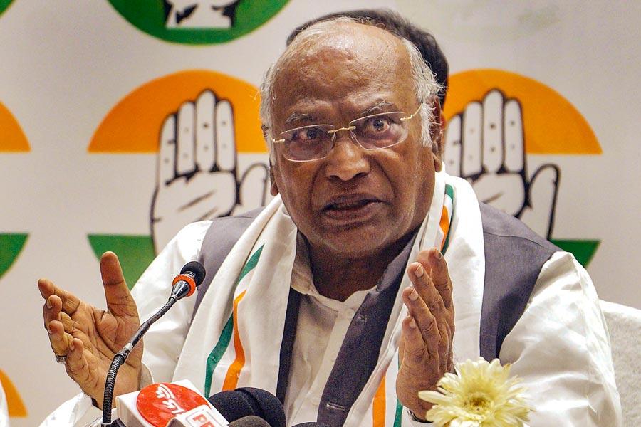 Mallikarjun Kharge Statement: खरगे के बयान पर राजनाथ सिंह का पलटवार, अब इमरान मसूद की ‘बाप’ वाली टिप्पणी से बढ़ा विवाद