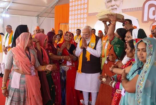 Banaskantha News: PM मोदी के गुजरात दौरे में गूंजा ‘मोदी कहीं नहीं जाएगा’ का नारा, हर्ष संघवी ने कांग्रेस को घेरा