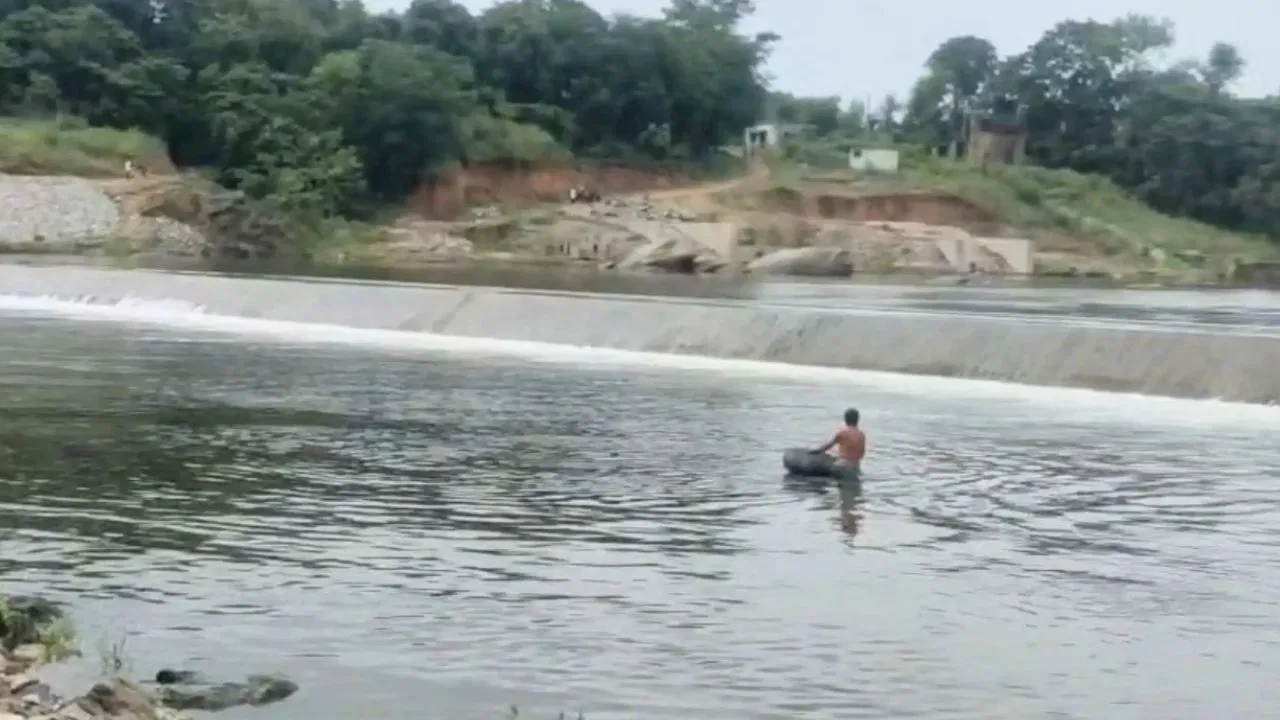 Sitapur Accident News: सीतापुर में तालाब में मिली कार, तीन कारोबारियों की मौत से मचा हड़कंप