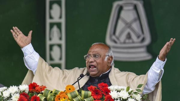 Bihar Politics: पटना में खरगे का PM मोदी पर विवादित बयान, बोले- ‘मोदी का बाप भी जाएगा’, BJP-RSS पर भी साधा निशाना